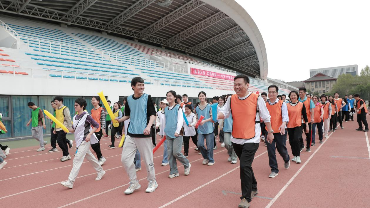 药学院举办“运动无界，闪药精彩”师生趣味运动会